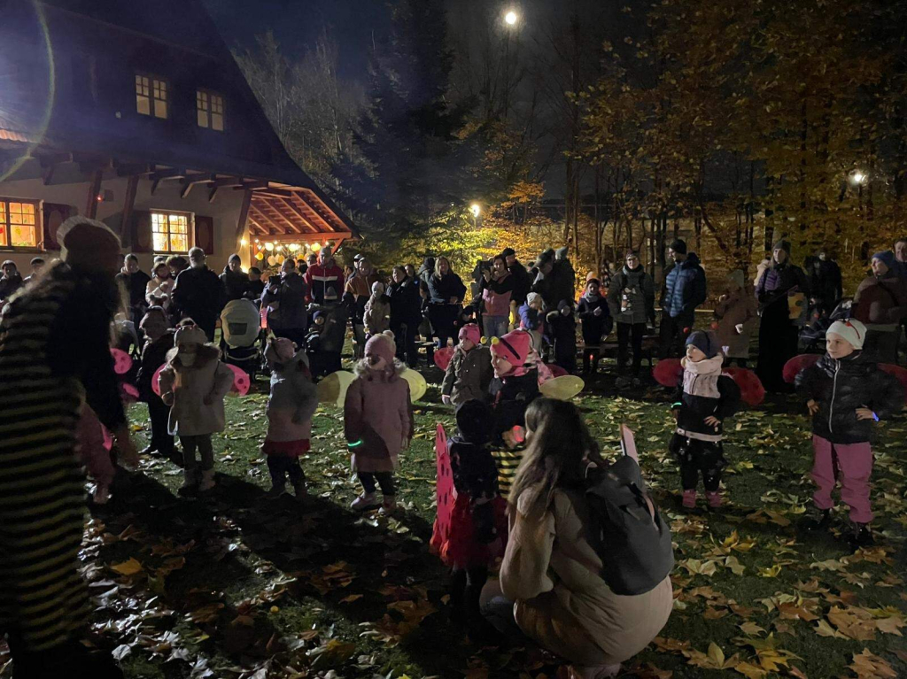 Uspávání broučků s lampiónovým průvodem