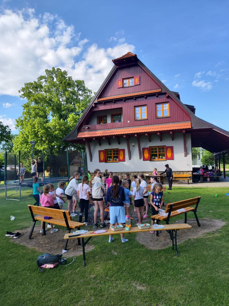 VE VČELÍNĚ SE BZUČELO O STO ŠEST